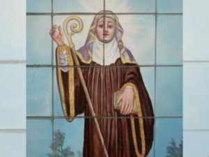 imagem da Santa Senhorinha segurando um cajado e vestida de monja