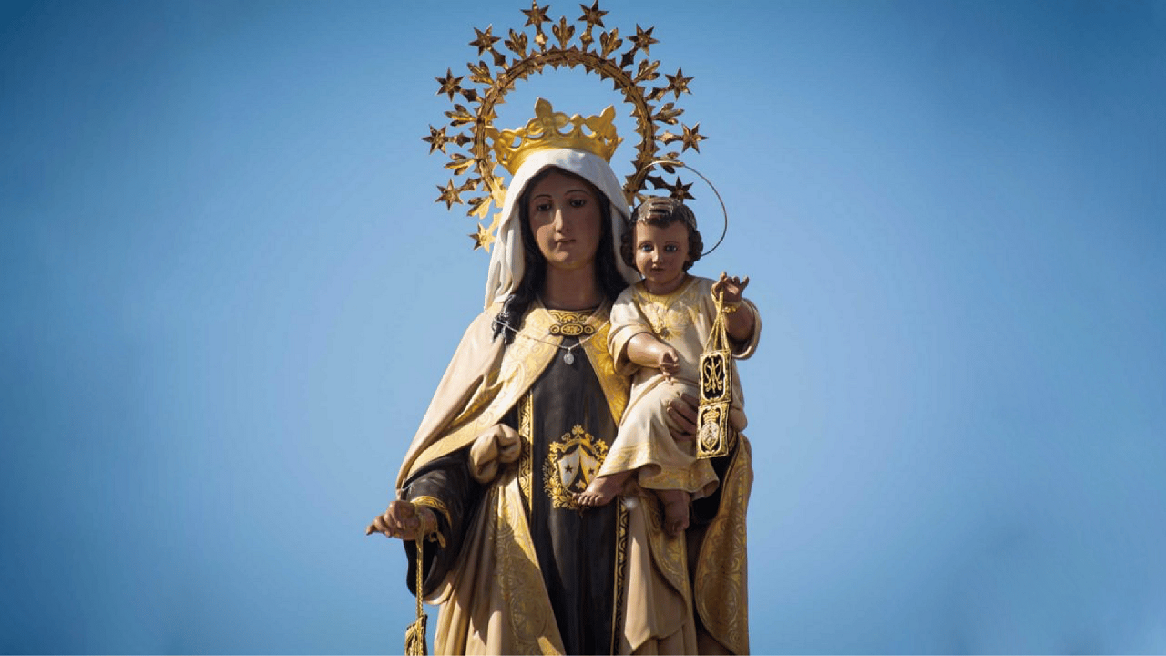 imagem de Nossa Senhora do Carmo segurando o menino Jesus e o céu atrás