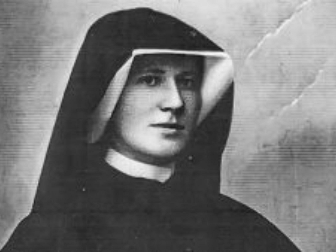 imagem de Santa Maria Faustina Kowalska vestindo um hábito religioso preto.