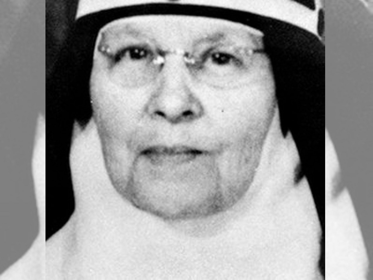 imagem da Santa Maria Isabel Hesselblad vestida com hábito e de óculos, olhando para frente.