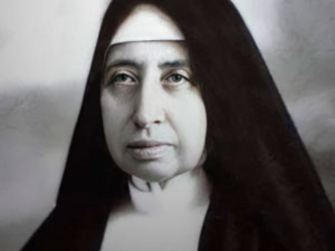 imagem de Santa Paulina olhando para frente e com hábito preto