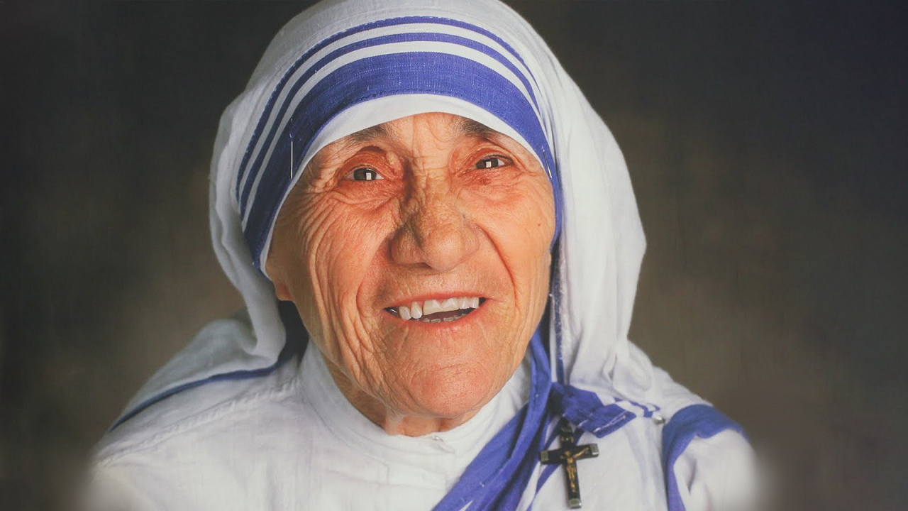 imagem de Santa Teresa de Calcutá com um grande sorriso no rosto
