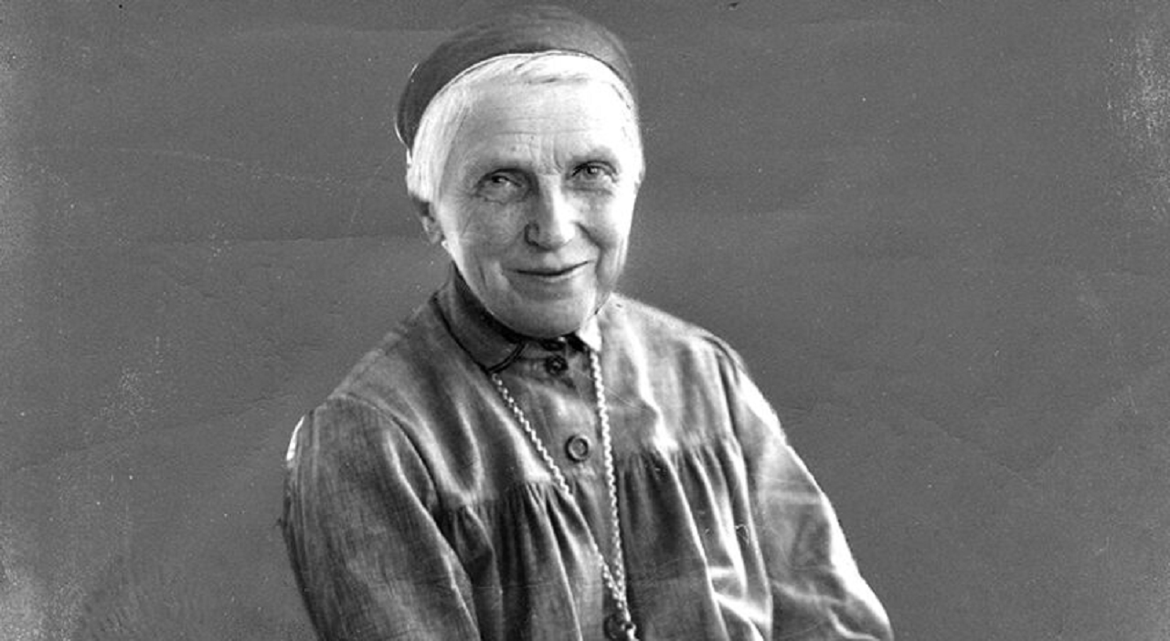 Santa Úrsula Ledóchowska aparece na imagem olhando e sorrindo