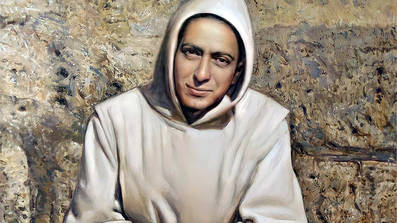 imagem do São Rafael Arnaiz Barón vestido com uma túnica branca e capuz, ele está sorrindo.